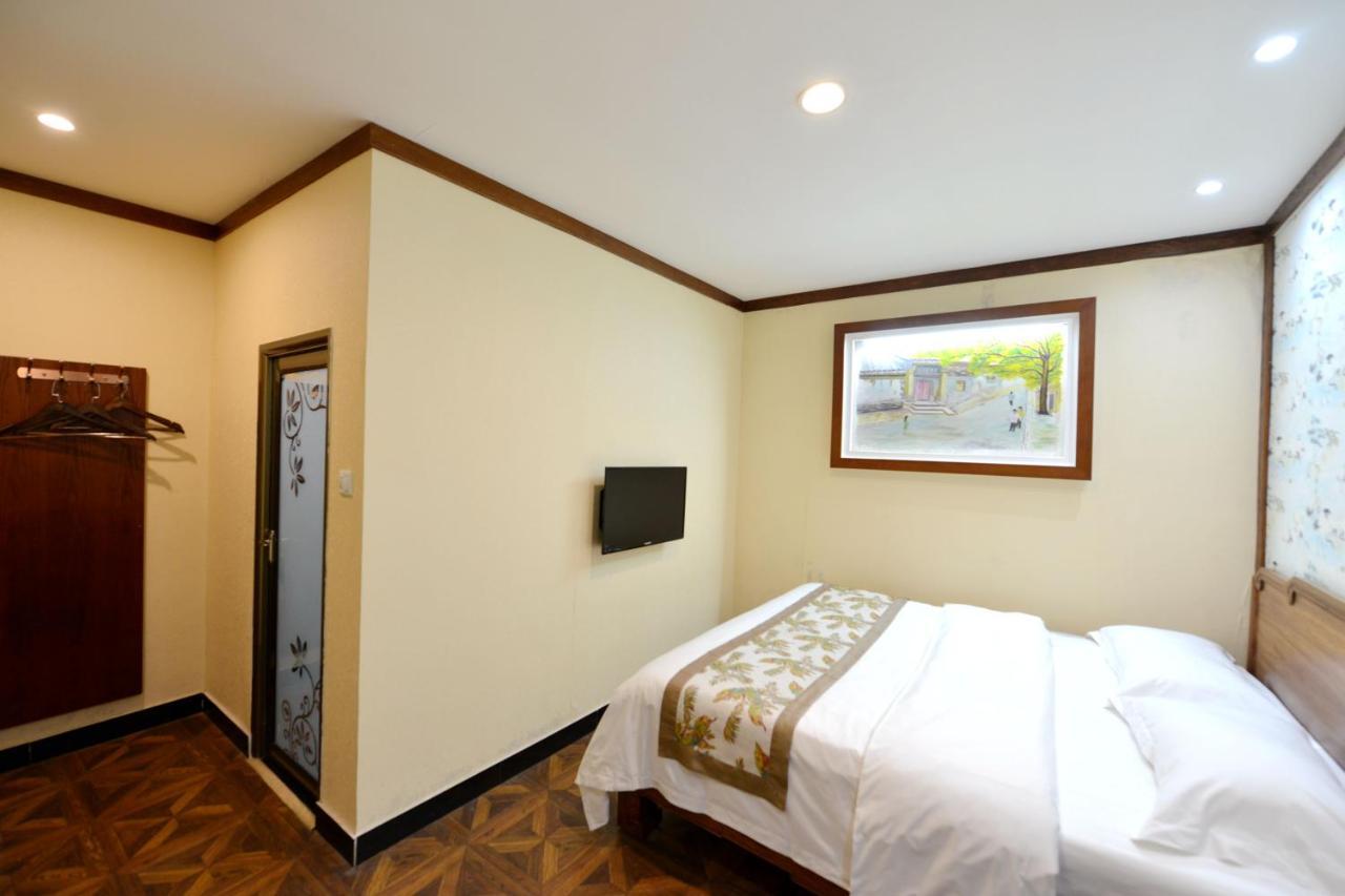 The East Hotel-Very Close To The Drum Tower,The Lama Temple,Houhai Bar Street,And The Forbidden City,There Are Many Old Beijing Traditional Hutongs Around The Hotel ,Experience The Culture Of Old Beijing Hutongs,Near Exit A Of Shichahai On Metro Line Ngoại thất bức ảnh