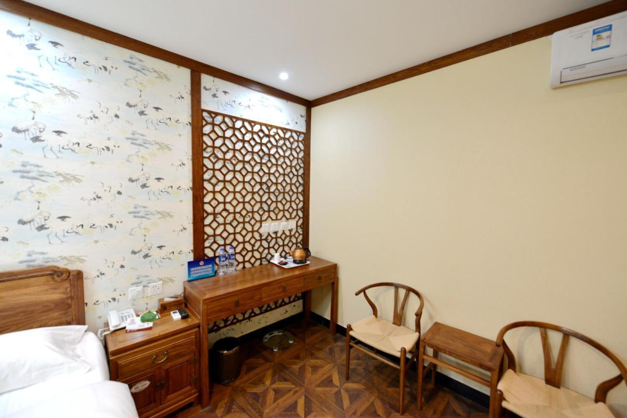 The East Hotel-Very Close To The Drum Tower,The Lama Temple,Houhai Bar Street,And The Forbidden City,There Are Many Old Beijing Traditional Hutongs Around The Hotel ,Experience The Culture Of Old Beijing Hutongs,Near Exit A Of Shichahai On Metro Line Ngoại thất bức ảnh