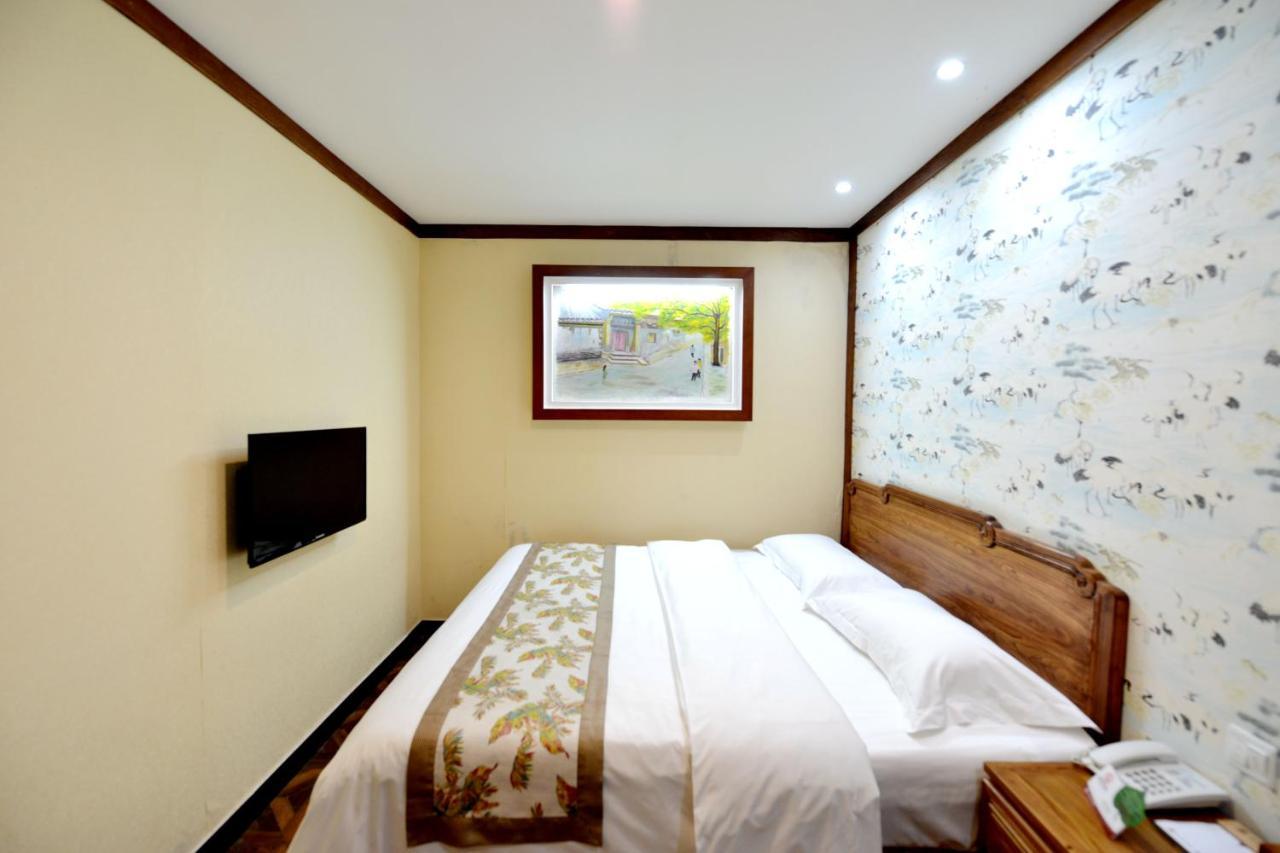 The East Hotel-Very Close To The Drum Tower,The Lama Temple,Houhai Bar Street,And The Forbidden City,There Are Many Old Beijing Traditional Hutongs Around The Hotel ,Experience The Culture Of Old Beijing Hutongs,Near Exit A Of Shichahai On Metro Line Ngoại thất bức ảnh