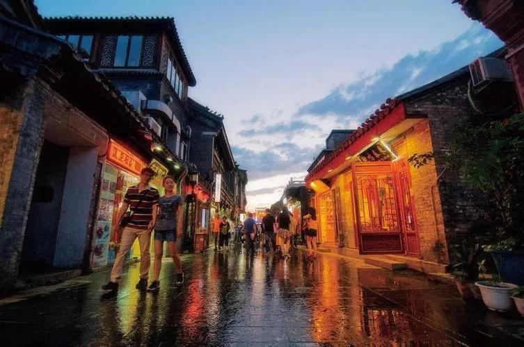The East Hotel-Very Close To The Drum Tower,The Lama Temple,Houhai Bar Street,And The Forbidden City,There Are Many Old Beijing Traditional Hutongs Around The Hotel ,Experience The Culture Of Old Beijing Hutongs,Near Exit A Of Shichahai On Metro Line Ngoại thất bức ảnh