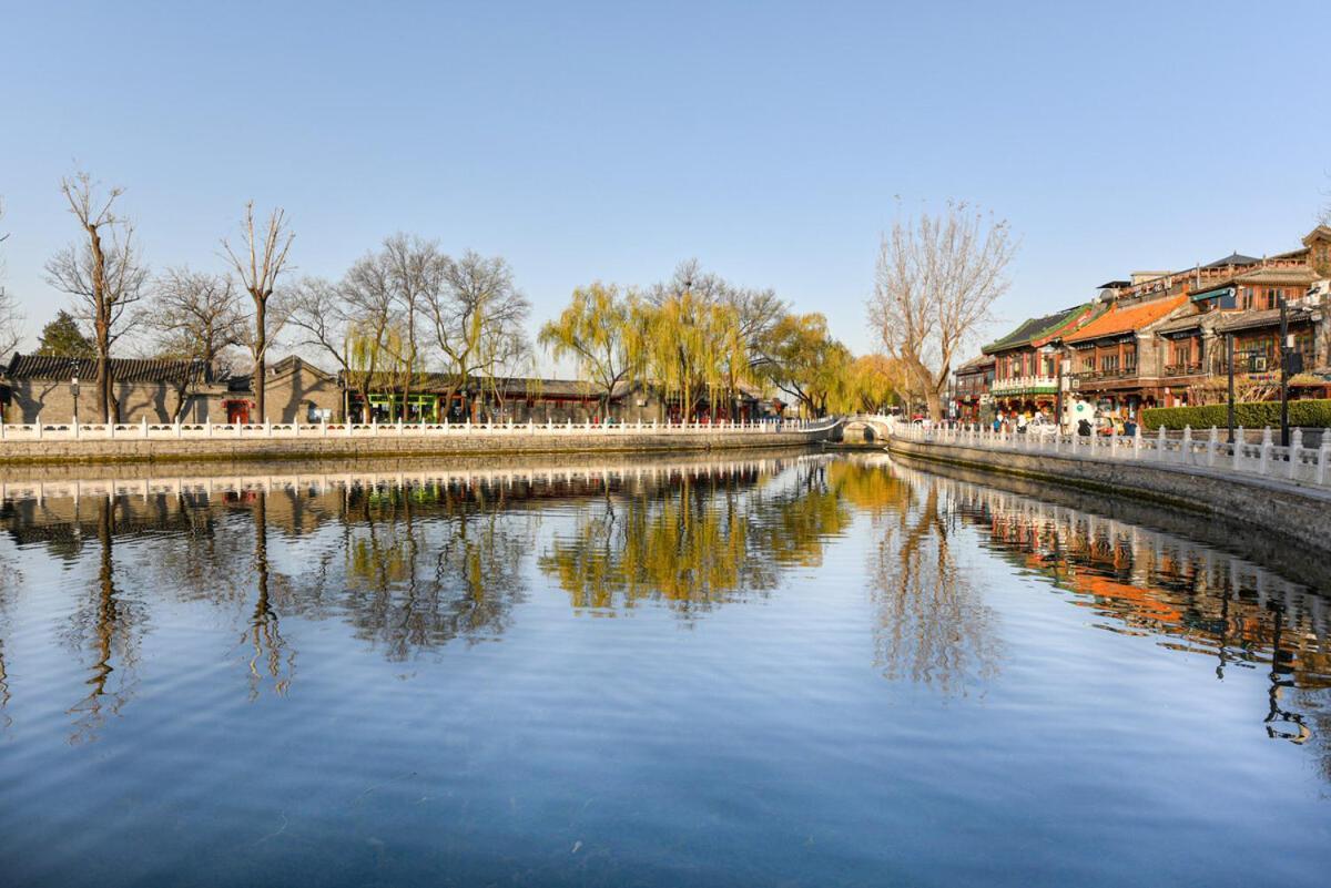 The East Hotel-Very Close To The Drum Tower,The Lama Temple,Houhai Bar Street,And The Forbidden City,There Are Many Old Beijing Traditional Hutongs Around The Hotel ,Experience The Culture Of Old Beijing Hutongs,Near Exit A Of Shichahai On Metro Line Ngoại thất bức ảnh