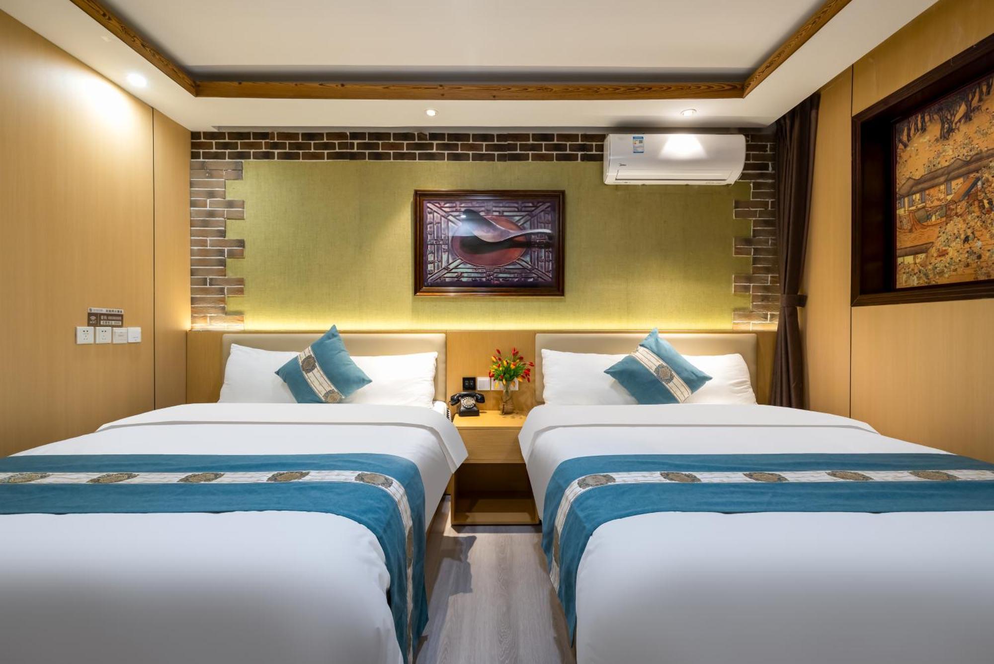 The East Hotel-Very Close To The Drum Tower,The Lama Temple,Houhai Bar Street,And The Forbidden City,There Are Many Old Beijing Traditional Hutongs Around The Hotel ,Experience The Culture Of Old Beijing Hutongs,Near Exit A Of Shichahai On Metro Line Ngoại thất bức ảnh