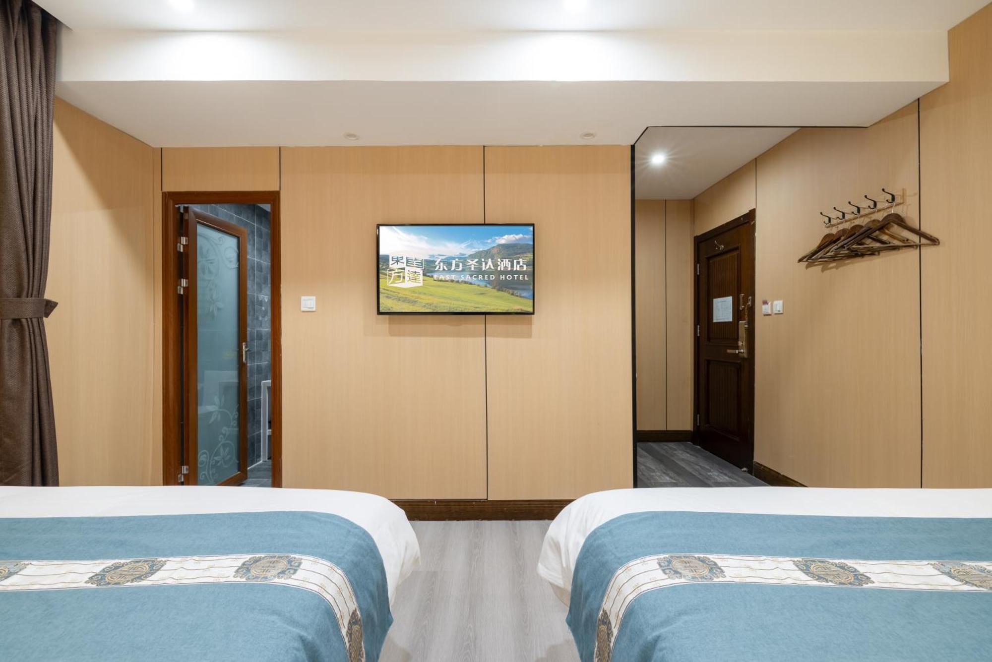 The East Hotel-Very Close To The Drum Tower,The Lama Temple,Houhai Bar Street,And The Forbidden City,There Are Many Old Beijing Traditional Hutongs Around The Hotel ,Experience The Culture Of Old Beijing Hutongs,Near Exit A Of Shichahai On Metro Line Ngoại thất bức ảnh