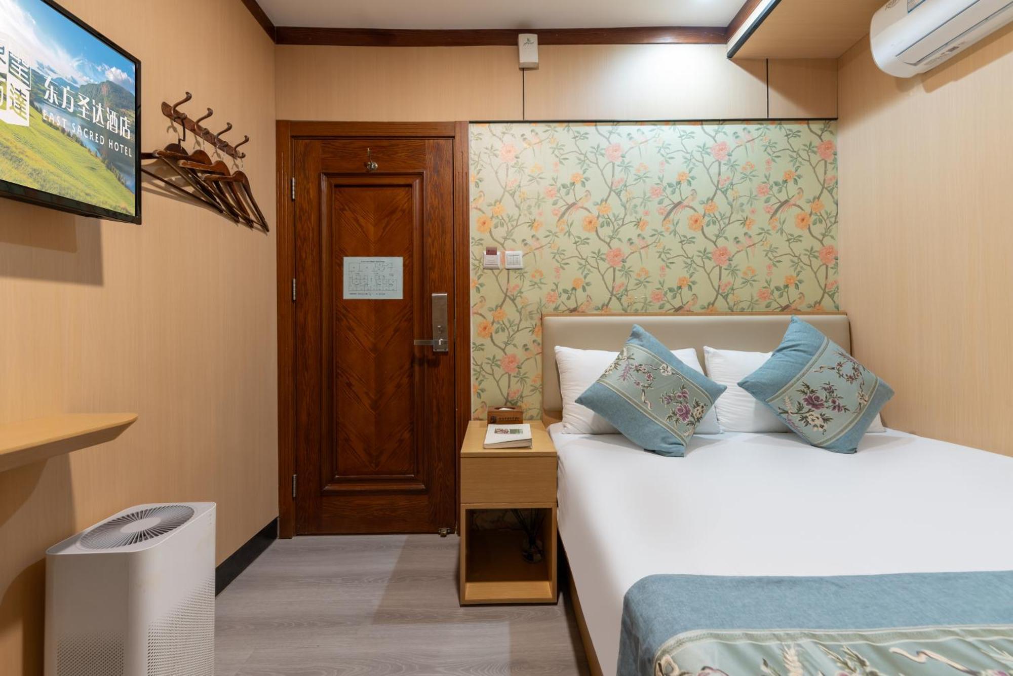 The East Hotel-Very Close To The Drum Tower,The Lama Temple,Houhai Bar Street,And The Forbidden City,There Are Many Old Beijing Traditional Hutongs Around The Hotel ,Experience The Culture Of Old Beijing Hutongs,Near Exit A Of Shichahai On Metro Line Ngoại thất bức ảnh