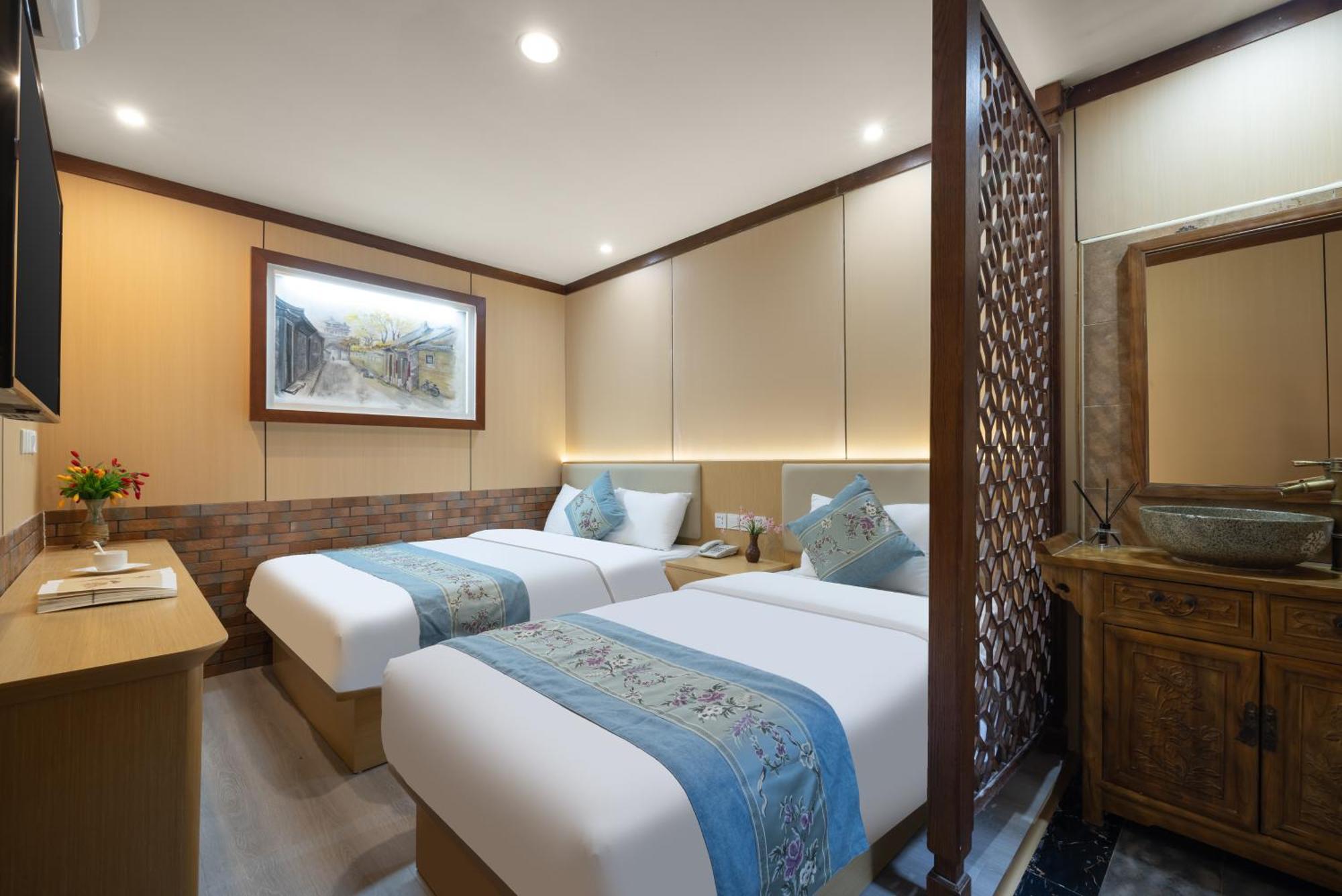 The East Hotel-Very Close To The Drum Tower,The Lama Temple,Houhai Bar Street,And The Forbidden City,There Are Many Old Beijing Traditional Hutongs Around The Hotel ,Experience The Culture Of Old Beijing Hutongs,Near Exit A Of Shichahai On Metro Line Ngoại thất bức ảnh