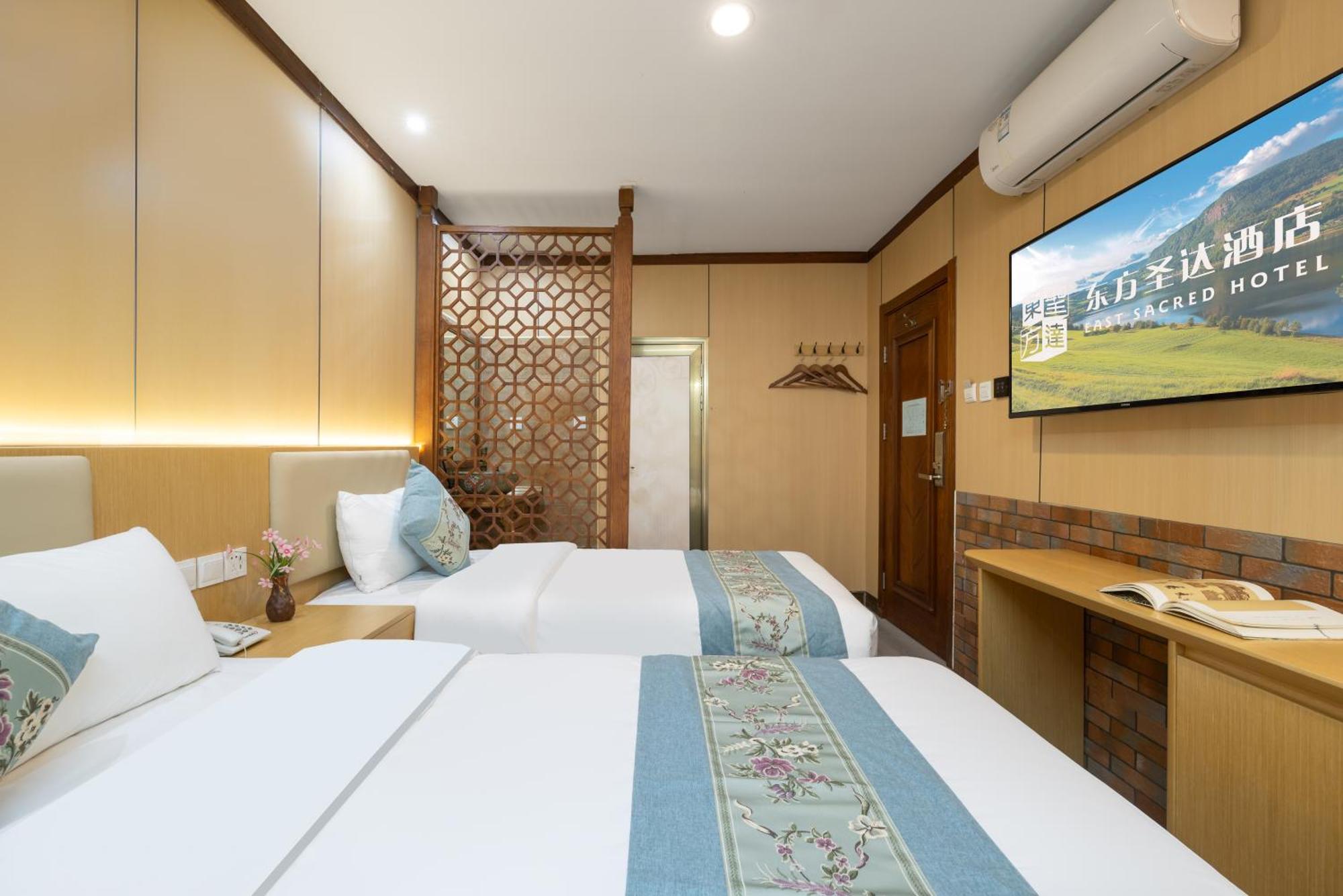 The East Hotel-Very Close To The Drum Tower,The Lama Temple,Houhai Bar Street,And The Forbidden City,There Are Many Old Beijing Traditional Hutongs Around The Hotel ,Experience The Culture Of Old Beijing Hutongs,Near Exit A Of Shichahai On Metro Line Ngoại thất bức ảnh