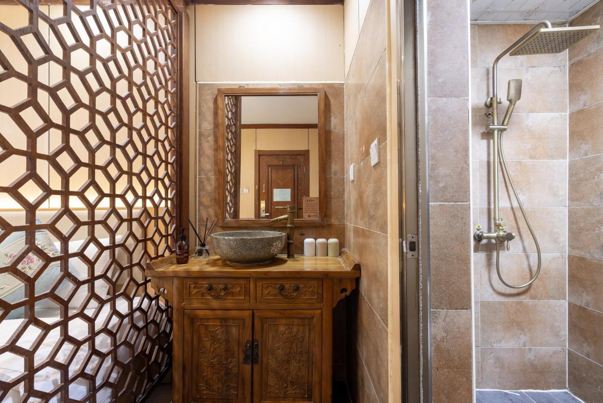 The East Hotel-Very Close To The Drum Tower,The Lama Temple,Houhai Bar Street,And The Forbidden City,There Are Many Old Beijing Traditional Hutongs Around The Hotel ,Experience The Culture Of Old Beijing Hutongs,Near Exit A Of Shichahai On Metro Line Ngoại thất bức ảnh
