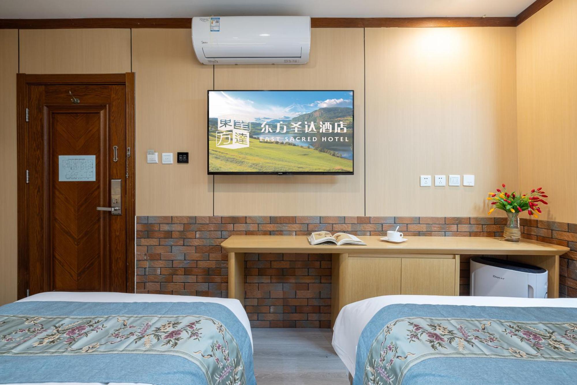 The East Hotel-Very Close To The Drum Tower,The Lama Temple,Houhai Bar Street,And The Forbidden City,There Are Many Old Beijing Traditional Hutongs Around The Hotel ,Experience The Culture Of Old Beijing Hutongs,Near Exit A Of Shichahai On Metro Line Ngoại thất bức ảnh
